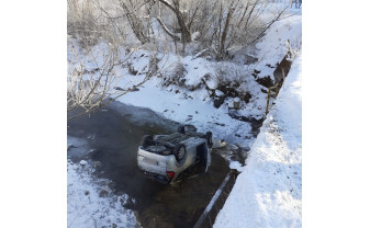 Un autoturism cu patru persoane a plonjat într-un râu