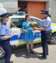 O tânără pasionată de profesia de om al legii, vizitată de ziua ei - Surpriză din partea polițiștilor