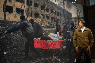 Imaginea a fost surprinsă în oraşul Mariupol, bombardat de ruşi - Fotografia de presă a anului
