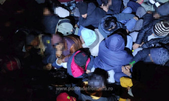 În total, 57 de persoane au fost oprite la graniţa cu Ungaria - Migranţi prinşi la frontieră