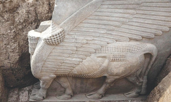 O imensă statuie a unui taur înaripat descoperită în Irak - Lamassu din Asiria