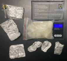 Doi suspecţi arestaţi după ce au încercat să vândă 100 de grame de droguri - Traficanţi prinşi în flagrant