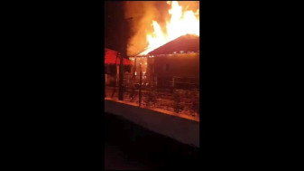 O casă a fost cuprinsă de flăcări din cauza unui tablou electric defect - Incendiu în Bratca