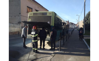 Şoferul a oprit chiar în faţa sediului ISU Bihor din Oradea - Incendiu la un autobuz aflat în mers