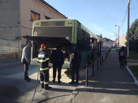 Şoferul a oprit chiar în faţa sediului ISU Bihor din Oradea - Incendiu la un autobuz aflat în mers