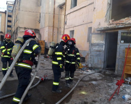 Incendiu la o clădire în care se aflau butelii cu oxigen și acetilenă - Misiune periculoasă a pompierilor orădeni