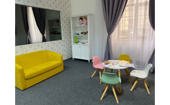 Cameră specială destinată audierii copiilor - Spaţiul este decorat în culori calde, are jucării sau cărţi de colorat