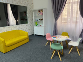 Cameră specială destinată audierii copiilor - Spaţiul este decorat în culori calde, are jucării sau cărţi de colorat