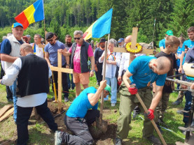 150 de cruci amplasate în Cimitirul Eroilor din Valea Uzului - Eroii români nu trebuie abandonaţi