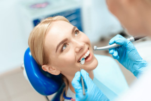 6 factori de risc mai puțin cunoscuți care pot afecta reușita unui implant dentar