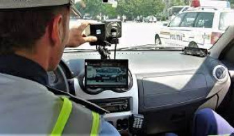 Un şofer susţine că a fost înregistrat radar „la pachet”, cu o autoutilitară care circula cu 102 km/oră - Acuză Poliţia Rutieră de abuz