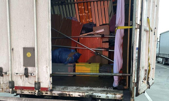 Tiruri cu haine şi încălţăminte uzate, retrimise în Germania - Peste 25 de tone de deşeuri oprite la Borș II
