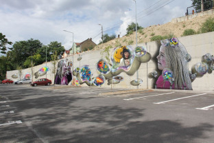 Proiect de artă stradală pe schele de patru metri  - Muralul „Dream Big”