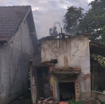 Flăcările au pornit de la jocul unui copil cu focul - Incendiu în Oșorhei