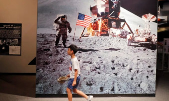 ​Fotografia originală cu Buzz Aldrin păşind pe Lună - Vândută la licitaţie
