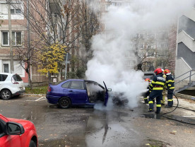 Incendiul a izbucnit în timp ce autoturismul era în mers - Maşină în flăcări