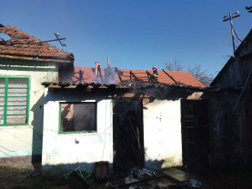 Flăcările au cuprins o gospodărie din Oşorhei - Rănit în incendiu