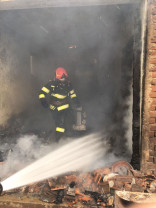 Flăcările au fost provocate, cel mai probabil, de o centrală termică defectă - Incendiu la o gospodărie din Sânmartin