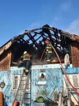 Cinci pompieri aflaţi în timpul liber au scos patru persoane din casa în flăcări - O întreagă familie salvată