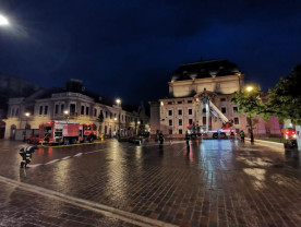 ISU Bihor şi Asociaţia Salvadrone au simulat intervenţia la un incendiu - Exercițiu la Teatrul de Stat Oradea