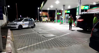 Adolescentul de 17 ani a intrat, înarmat, într-o benzinărie din Oradea - După gratii pentru tâlhărie calificată
