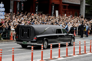 Japonia. Mii de persoane la funeraliile fostului premier asasinat - Omagiu adus lui Shinzo Abe