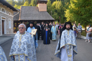 ​Adormirea Maicii Domnului, prăznuită la Mănăstirea Izbuc - Mii de pelerini au luat hrană duhovnicească