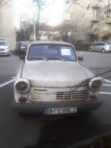 ​Pe strada Mihail Kogălniceanu - Mașină abandonată