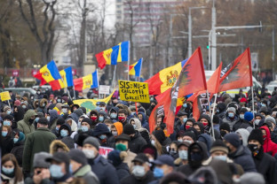 Proteste masive la Chişinău împotriva Guvernului şi Parlamentului controlat de rusofoni - „Dodon dă foc la ţară”