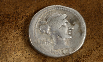 Descoperită în largul coastelor Israelului - Monedă cu zeița romană a lunii