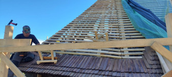 A fost refăcut acoperișul - Biserica de lemn din Valea Crișului