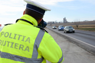 Poliţiştii au aplicat sute de amenzi, la sfârşit de săptămână - Peste 40 de şoferi au rămas fără permise