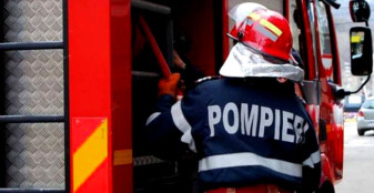 Mai mulți locatari s-au auotoevacuat până la sosirea pompierilor - Incendiu într-un bloc din Oradea