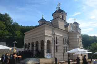 La Mănăstirea Izbuc. De praznicul Schimbării la Față - Binecuvântare pentru pelerini