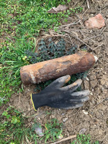 Muniția, descoperită de un muncitor, a fost ridicată de pirotehniști - Proiectil exploziv funcțional în Cimitirul Municipal