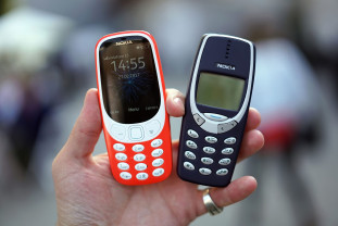 Aproape jumătate dintre români ţin în casă telefoanele vechi - Nu le place reciclarea