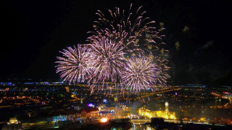 Mii de orădeni au sărbătorit, în centrul oraşului, trecerea dintre ani - Revelion în Piaţa Unirii