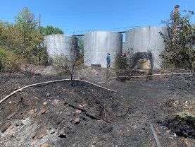 Cinci rezervoare cu reziduri de păcură au fost cuprinse de flăcări - Incendiu într-o uzină dezafectată din Tileagd