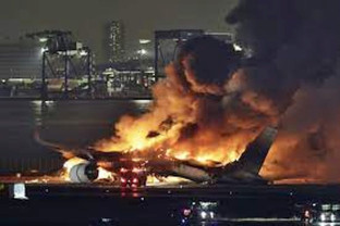 Un avion de pasageri a luat foc după ce a lovit o aeronavă a Gărzii de Coastă, în Tokyo - Cinci persoane au murit