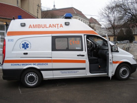Coliziune la ieşirea din Băile Felix - Accident cu o ambulanţă în misiune