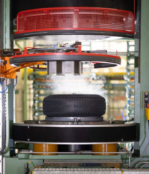 În fabrica din Oradea, Nokian Tyres România - A fost produsă prima anvelopă
