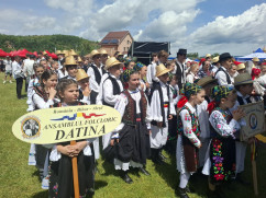 Sute de bihoreni au celebrat a 56-a ediție a Târgului de la Vama Sării - Istoria a revenit la viaţă pe Crișul Repede