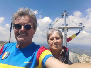 Pe acoperișul Bihorului - Și-a sărbătorit ziua vopsind crucea eroilor și legând un tricolor în bătaia vântului