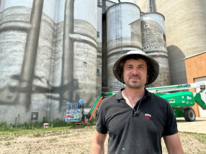 În mijlocul unui mic oraș din Dakota de Nord, un artist australian lucrează o pictură murală uriașă