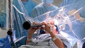 O pacientă cu Parkinson cântă la clarinet în timpul operației - Rezultatele se văd imediat