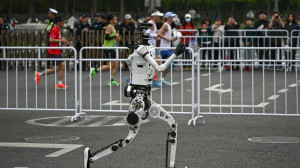 Roboții umanoizi i-au întrecut pe oameni într-un semimaraton la Beijing - Au doborât un record mondial
