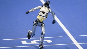 În cursele de 100 și 400 de metri de la Jocurile Roboților Umanoizi - Roboții au doborât recorduri umane