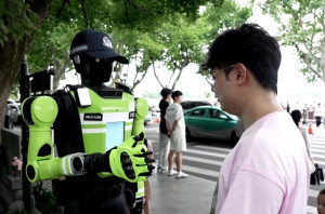 Roboți care dirijează traficul - Proiect-pilot în China