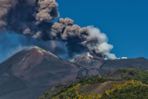 Erupția vulcanului a cauzat închiderea spațiului aerian de deasupra unei baze militare americane  - Etna pufăie periculos