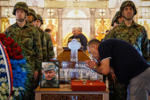Mii de sârbi s-au adunat la Belgrad pentru funeraliile criminalului de război Ratko Mladic - Erou pentru unii, monstru pentru alții